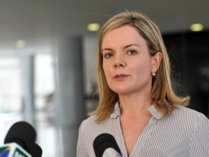 Governo reajusta salário mínimo para R$ 678 a partir de janeiro ministra da casa civil gleisi hoffmann